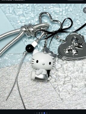 NWT Sanrio Hello Kitty Metallic Heart Mirror Keychain